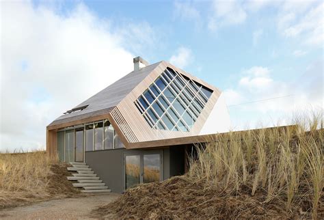 The dunes house - Amagansett Dunes House, USA, by Bates Masi Architects. This house was positioned on sand dunes on Long Island's south shore and oriented toward the prevailing winds to help keep it cool.